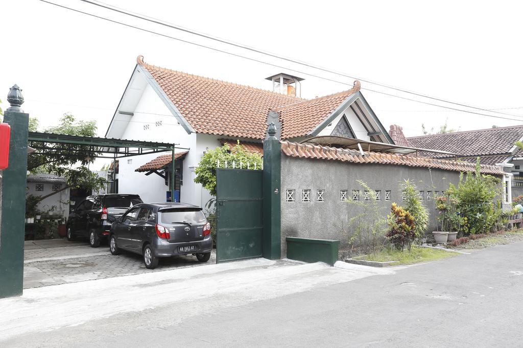 ホテル Reddoorz Near Adisucipto Airport ジョグジャカルタ エクステリア 写真