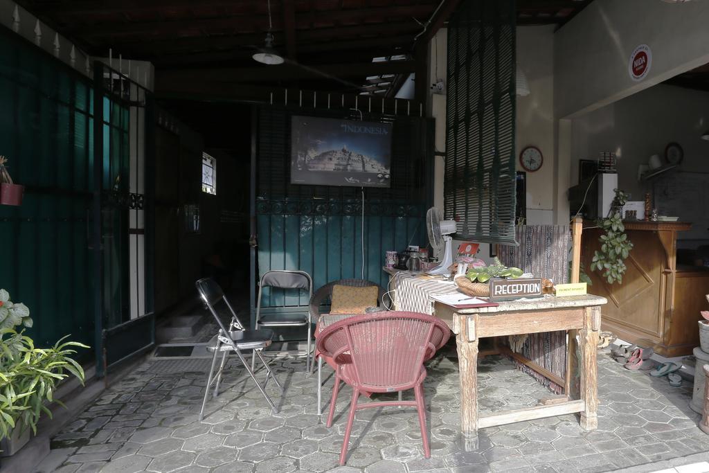 ホテル Reddoorz Near Adisucipto Airport ジョグジャカルタ エクステリア 写真